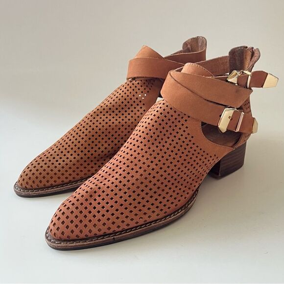 Jeffrey Campbell Everly Perforated Cutout Punched Leather Ankle Boots Tan 8.5 - Picture 3 of 10